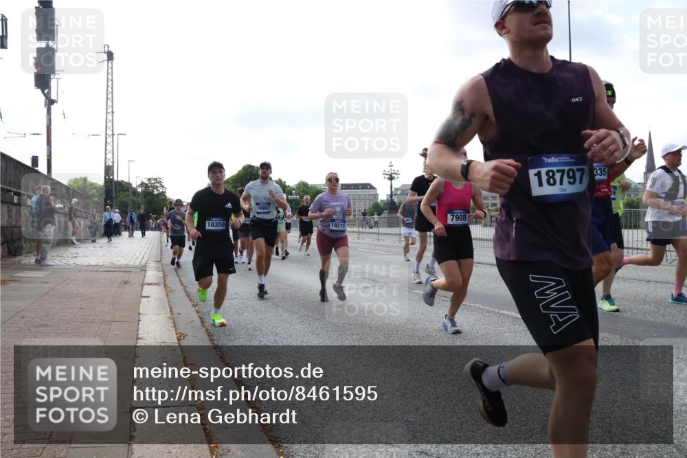 29.06.2025 - hella hamburg halbmarathon Lena Gebhardt http://msf.ph/oto/8461595 29.06.2025 09:54:52 Lombardsbrücke 18350, 16907, 18211, 7908, 18797, 335, 1171, 1342, 1549, 1817, 1942, 2020, 2222, 2367, 2442, 2470, 2561, 2592, 2596, 2670, 2816, 2889, 2955, 3208, 3209, 3562, 4017, 4121, 4816, 4832, 5399, 5447, 5638, 5705, 5706, 5884, 6266, 6290, 6389, 6723, 6819, 6923, 6978, 6991, 7087, 7274, 7335, 7659, 7709, 7908, 8117, 8142, 8371, 8374, 8437, 8482, 8487, 8657, 8916, 8981, 9031, 9038, 9051, 9093, 9159, 9476, 9661, 9710, 9869, 9924, 9931, 10057, 10237, 11333 meine-sportfotos.de