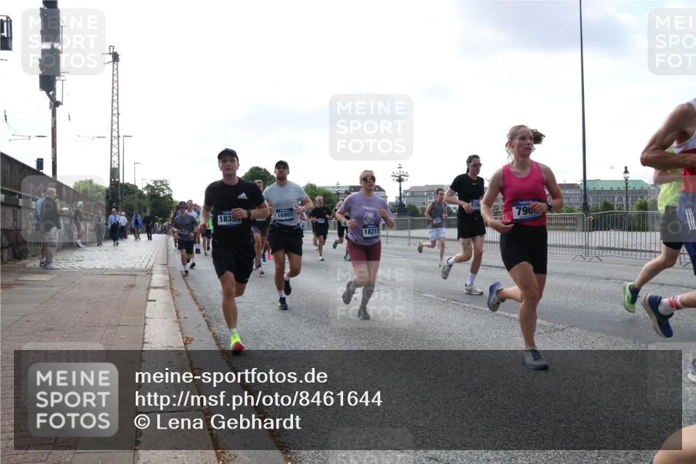 29.06.2025 - hella hamburg halbmarathon Lena Gebhardt http://msf.ph/oto/8461644 29.06.2025 09:54:53 Lombardsbrücke 661, 1835, 16907, 790, 18211, 1171, 1200, 1342, 1549, 1817, 1942, 2222, 2367, 2442, 2470, 2561, 2592, 2596, 2670, 2816, 2889, 2955, 3208, 3209, 3258, 3562, 4017, 4121, 4816, 4832, 5399, 5447, 5638, 5705, 5706, 5884, 6027, 6266, 6290, 6389, 6723, 6819, 6923, 6978, 6991, 7087, 7274, 7335, 7659, 7709, 7908, 8117, 8142, 8371, 8374, 8437, 8482, 8487, 8657, 8916, 8981, 9031, 9038, 9051, 9093, 9159, 9476, 9661, 9710, 9869, 9924, 9931, 10057, 10237, 11333 meine-sportfotos.de