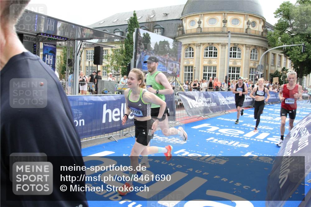 29.06.2025 - hella hamburg halbmarathon Michael Strokosch http://msf.ph/oto/8461690 29.06.2025 10:32:59 Ziel 4463, 4749, 6358, 10453, 12290, 18679, 18687, 19059 meine-sportfotos.de