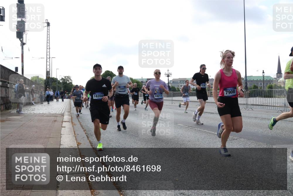 29.06.2025 - hella hamburg halbmarathon Lena Gebhardt http://msf.ph/oto/8461698 29.06.2025 09:54:53 Lombardsbrücke 18350, 16907, 1811, 18211, 6290, 7908, 1171, 1200, 1342, 1549, 1817, 1942, 2222, 2367, 2442, 2470, 2561, 2592, 2596, 2670, 2816, 2889, 2955, 3208, 3209, 3258, 3562, 4017, 4121, 4816, 4832, 5399, 5447, 5638, 5705, 5706, 5884, 6027, 6266, 6290, 6389, 6723, 6819, 6923, 6978, 6991, 7087, 7274, 7335, 7659, 7709, 7908, 8117, 8142, 8371, 8374, 8437, 8482, 8487, 8657, 8916, 8981, 9031, 9038, 9051, 9093, 9159, 9476, 9661, 9710, 9869, 9924, 9931, 10057, 10237, 11333 meine-sportfotos.de