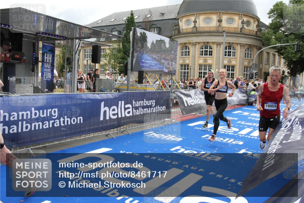 29.06.2025 - hella hamburg halbmarathon Michael Strokosch http://msf.ph/oto/8461717 29.06.2025 10:33:00 Ziel 4463, 4749, 6358, 10453, 11169, 12290, 18679, 19059 meine-sportfotos.de