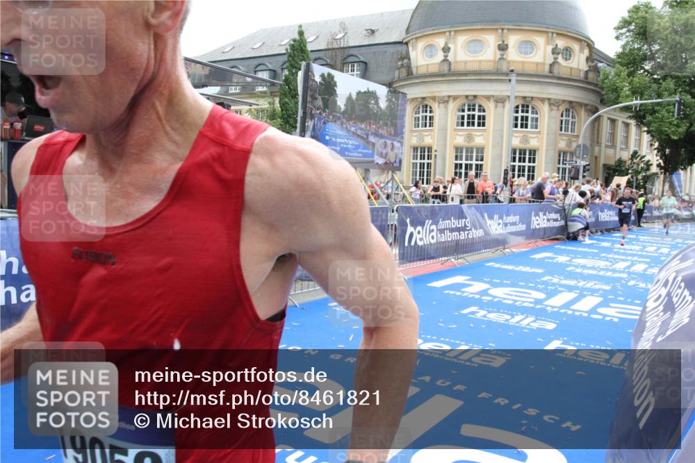 29.06.2025 - hella hamburg halbmarathon Michael Strokosch http://msf.ph/oto/8461821 29.06.2025 10:33:01 Ziel 4463, 4749, 10453, 11169, 12290, 18679, 19059 meine-sportfotos.de