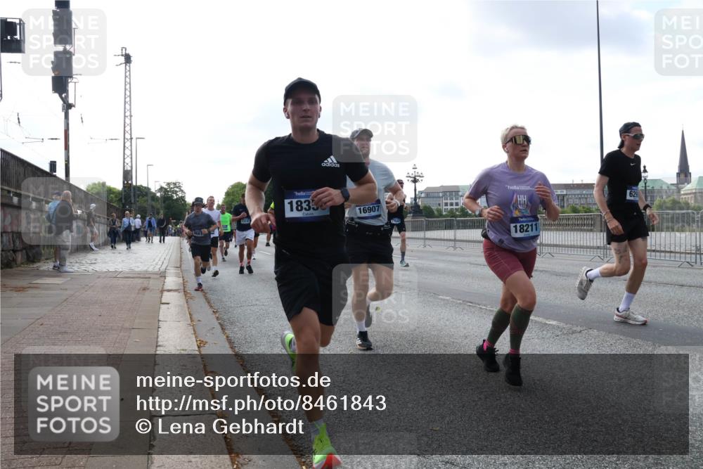 29.06.2025 - hella hamburg halbmarathon Lena Gebhardt http://msf.ph/oto/8461843 29.06.2025 09:54:53 Lombardsbrücke 13147, 1833, 16907, 18211, 6290, 1171, 1200, 1342, 1549, 1817, 1942, 2222, 2367, 2442, 2470, 2561, 2592, 2596, 2670, 2816, 2889, 2955, 3208, 3209, 3258, 3562, 4017, 4121, 4816, 4832, 5399, 5447, 5638, 5705, 5706, 5884, 6027, 6266, 6290, 6389, 6723, 6819, 6923, 6978, 6991, 7087, 7274, 7335, 7659, 7709, 7908, 8117, 8142, 8371, 8374, 8437, 8482, 8487, 8657, 8916, 8981, 9031, 9038, 9051, 9093, 9159, 9476, 9661, 9710, 9869, 9924, 9931, 10057, 10237, 11333 meine-sportfotos.de
