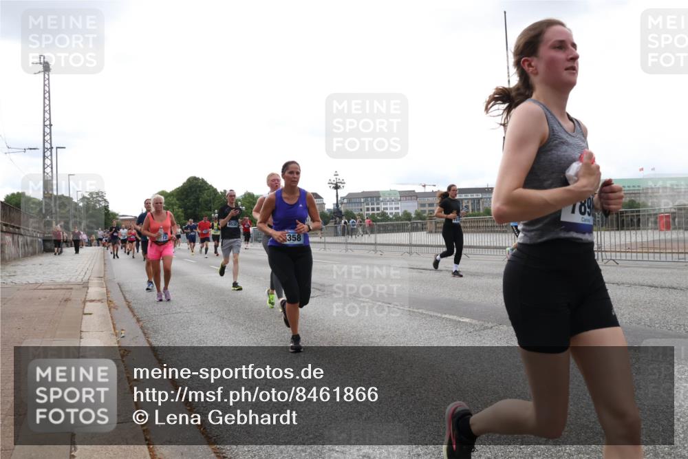 29.06.2025 - hella hamburg halbmarathon Lena Gebhardt http://msf.ph/oto/8461866 29.06.2025 10:32:00 Lombardsbrücke 8538, 358, 189, 1235, 1311, 1373, 1844, 1879, 1987, 2349, 2384, 2672, 2831, 2832, 2943, 3022, 3221, 3239, 3358, 3396, 3397, 3424, 3571, 3681, 3707, 3751, 3752, 3778, 3822, 4314, 4365, 4605, 4877, 4924, 4953, 5156, 5496, 5601, 5658, 5743, 5965, 6160, 6218, 6252, 6546, 6573, 6640, 6718, 6727, 7135, 7239, 7295, 7334, 7344, 7535, 7570, 7695, 7789, 7816, 7898, 8175, 8304, 8538, 8620, 8806, 9078, 9104, 9183, 9206, 9478, 9812, 9883, 10240, 13724, 17404, 17517 meine-sportfotos.de