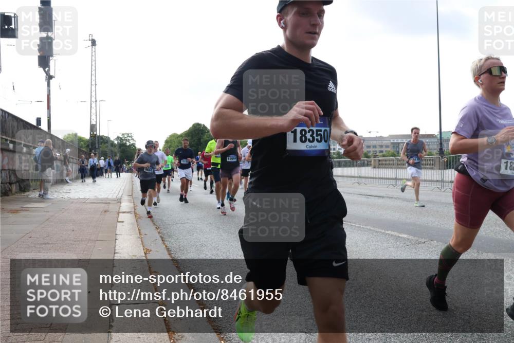 29.06.2025 - hella hamburg halbmarathon Lena Gebhardt http://msf.ph/oto/8461955 29.06.2025 09:54:54 Lombardsbrücke 13147, 15684, 18350, 18, 1200, 1342, 1549, 1817, 1942, 2222, 2367, 2442, 2470, 2561, 2592, 2596, 2670, 2816, 2889, 2955, 3208, 3209, 3258, 3562, 4017, 4121, 4816, 4832, 5399, 5447, 5638, 5705, 5706, 5884, 6027, 6266, 6290, 6389, 6723, 6819, 6923, 6978, 6991, 7087, 7274, 7335, 7659, 7709, 7908, 8117, 8142, 8371, 8374, 8437, 8482, 8487, 8657, 8916, 8981, 9031, 9038, 9051, 9093, 9159, 9476, 9661, 9710, 9869, 9924, 9931, 10057, 10237, 11333 meine-sportfotos.de