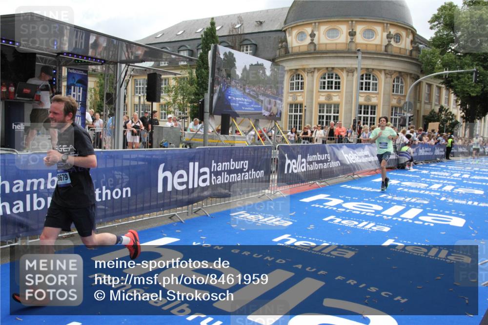 29.06.2025 - hella hamburg halbmarathon Michael Strokosch http://msf.ph/oto/8461959 29.06.2025 10:33:05 Ziel 11169, 17802, 18679 meine-sportfotos.de