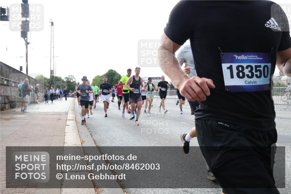 29.06.2025 - hella hamburg halbmarathon Lena Gebhardt http://msf.ph/oto/8462003 29.06.2025 09:54:54 Lombardsbrücke 661, 131, 15684, 18350, 1200, 1342, 1549, 1817, 1942, 2222, 2367, 2442, 2470, 2561, 2592, 2596, 2670, 2816, 2889, 2955, 3208, 3209, 3258, 3562, 4017, 4121, 4816, 4832, 5399, 5447, 5638, 5705, 5706, 5884, 6027, 6266, 6290, 6389, 6723, 6819, 6923, 6978, 6991, 7087, 7274, 7335, 7659, 7709, 7908, 8117, 8142, 8371, 8374, 8437, 8482, 8487, 8657, 8916, 8981, 9031, 9038, 9051, 9093, 9159, 9476, 9661, 9710, 9869, 9924, 9931, 10057, 10237, 11333 meine-sportfotos.de
