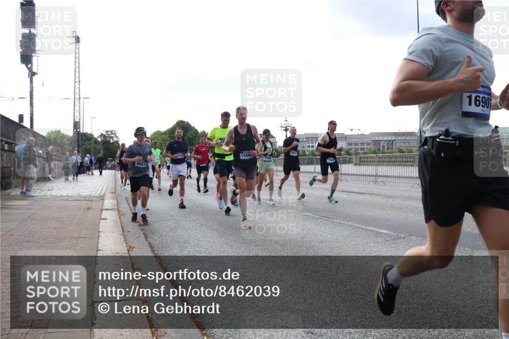 29.06.2025 - hella hamburg halbmarathon Lena Gebhardt http://msf.ph/oto/8462039 29.06.2025 09:54:54 Lombardsbrücke 9661, 3147, 1568, 2596, 17544, 1690, 1200, 1342, 1549, 1817, 1942, 2222, 2367, 2442, 2470, 2561, 2592, 2596, 2670, 2816, 2889, 2955, 3208, 3209, 3258, 3562, 4017, 4121, 4816, 4832, 5399, 5447, 5638, 5705, 5706, 5884, 6027, 6266, 6290, 6389, 6723, 6819, 6923, 6978, 6991, 7087, 7274, 7335, 7659, 7709, 7908, 8117, 8142, 8371, 8374, 8437, 8482, 8487, 8657, 8916, 8981, 9031, 9038, 9051, 9093, 9159, 9476, 9661, 9710, 9869, 9924, 9931, 10057, 10237, 11333 meine-sportfotos.de
