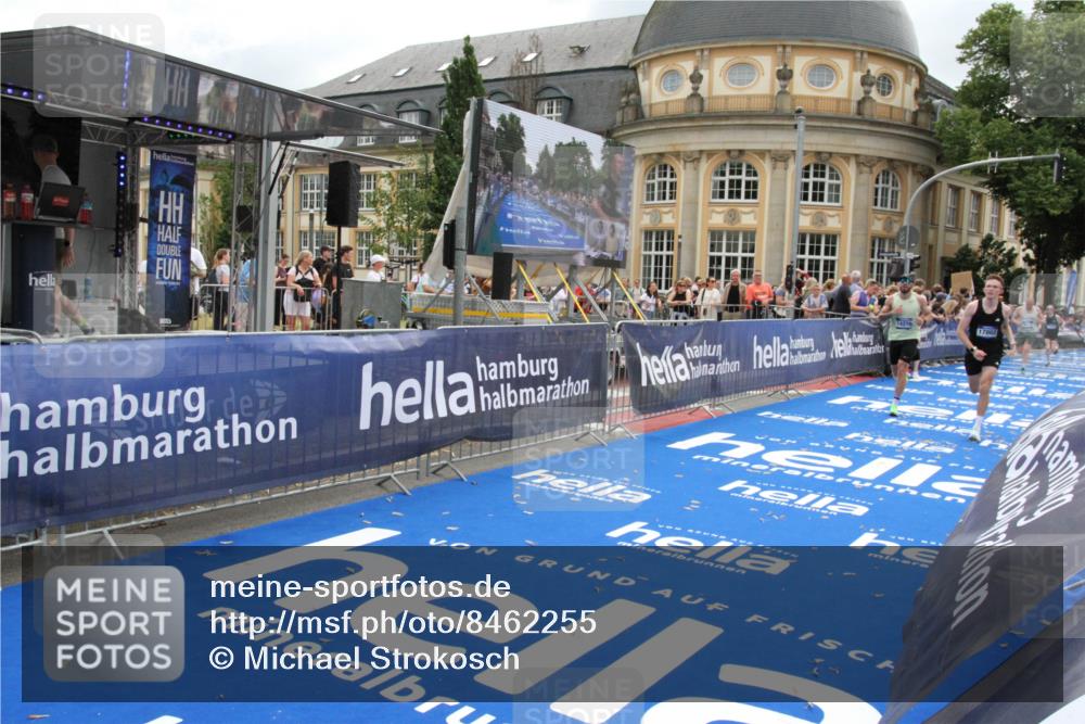 29.06.2025 - hella hamburg halbmarathon Michael Strokosch http://msf.ph/oto/8462255 29.06.2025 10:33:10 Ziel 1910, 6473, 14276, 17802 meine-sportfotos.de