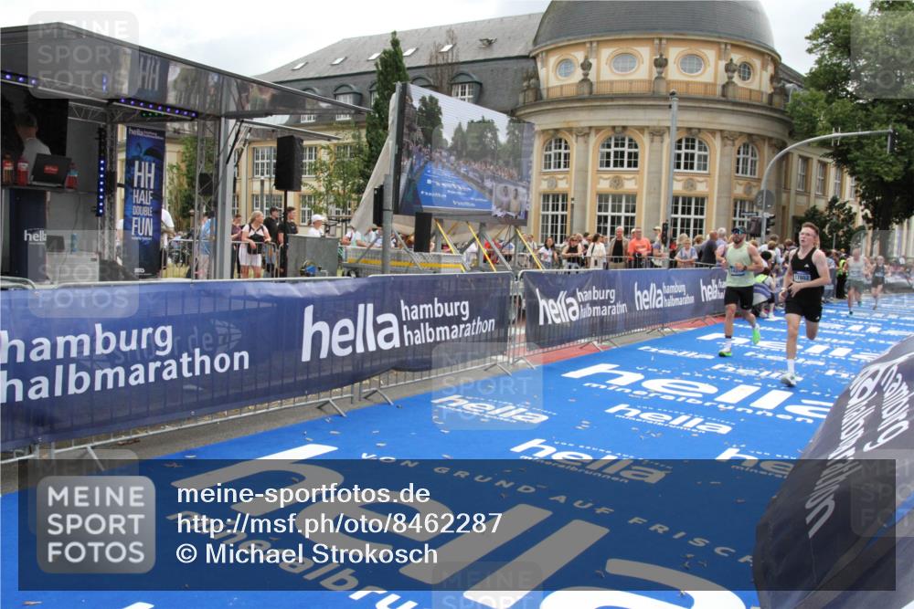 29.06.2025 - hella hamburg halbmarathon Michael Strokosch http://msf.ph/oto/8462287 29.06.2025 10:33:10 Ziel 1910, 6473, 14276, 17802 meine-sportfotos.de