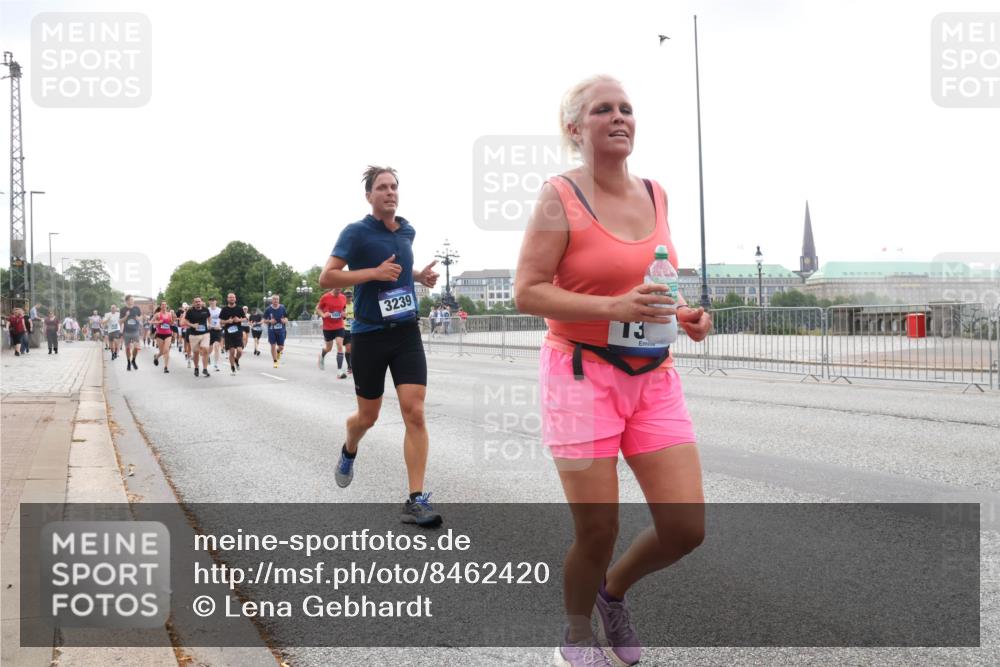 29.06.2025 - hella hamburg halbmarathon Lena Gebhardt http://msf.ph/oto/8462420 29.06.2025 10:32:03 Lombardsbrücke 3239, 73, 1235, 1311, 1373, 1844, 1879, 1987, 2349, 2384, 2672, 2831, 2832, 2943, 3022, 3221, 3239, 3358, 3396, 3397, 3424, 3571, 3681, 3707, 3751, 3752, 3778, 3822, 4314, 4365, 4605, 4877, 4924, 4953, 5156, 5496, 5601, 5658, 5743, 5965, 6160, 6218, 6252, 6573, 6640, 6718, 6727, 7135, 7239, 7295, 7334, 7344, 7535, 7570, 7695, 7789, 7816, 7898, 8124, 8175, 8304, 8538, 8620, 8787, 8806, 9078, 9104, 9125, 9206, 9478, 9812, 9883, 10240 meine-sportfotos.de
