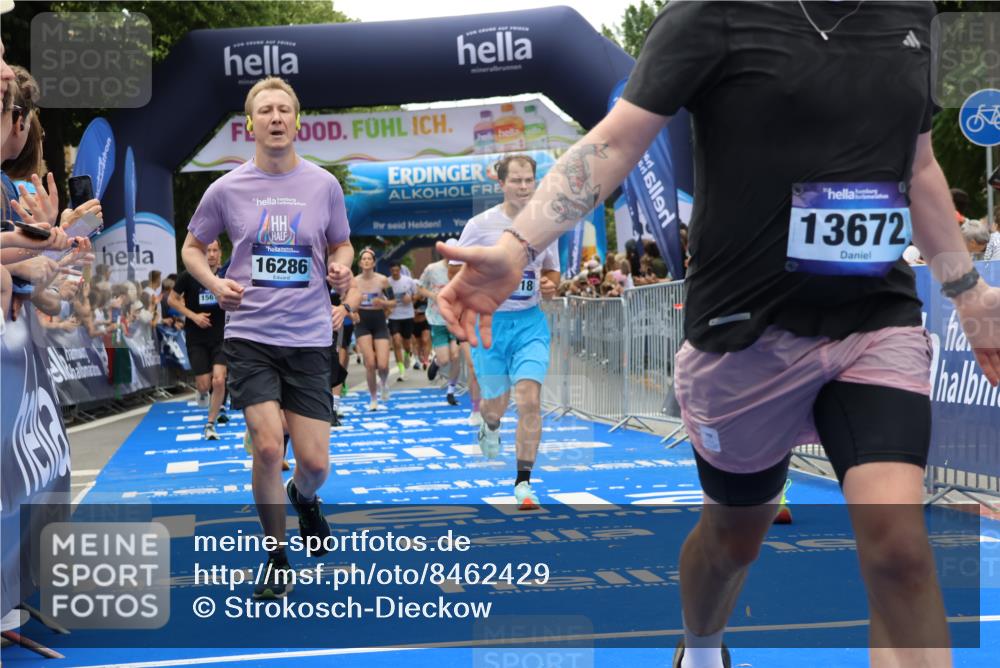 29.06.2025 - hella hamburg halbmarathon Strokosch-Dieckow http://msf.ph/oto/8462429 29.06.2025 10:47:16 Ziel 2274, 2623, 2864, 5024, 6134, 6168, 6203, 6373, 6716, 7480, 10208, 10211, 10423, 11077, 11491, 11518, 13007, 13672, 13782, 14722, 15611, 16089, 16286, 17718, 17915, 18856 meine-sportfotos.de