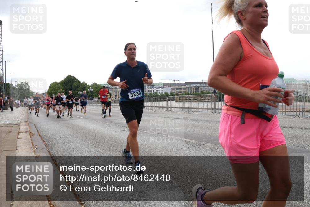 29.06.2025 - hella hamburg halbmarathon Lena Gebhardt http://msf.ph/oto/8462440 29.06.2025 10:32:03 Lombardsbrücke 3239, 1235, 1311, 1373, 1844, 1879, 1987, 2349, 2384, 2672, 2831, 2832, 2943, 3022, 3221, 3239, 3358, 3396, 3397, 3424, 3571, 3681, 3707, 3751, 3752, 3778, 3822, 4314, 4365, 4605, 4877, 4924, 4953, 5156, 5496, 5601, 5658, 5743, 5965, 6160, 6218, 6252, 6573, 6640, 6718, 6727, 7135, 7239, 7295, 7334, 7344, 7535, 7570, 7695, 7789, 7816, 7898, 8124, 8175, 8304, 8538, 8620, 8787, 8806, 9078, 9104, 9125, 9206, 9478, 9812, 9883, 10240 meine-sportfotos.de