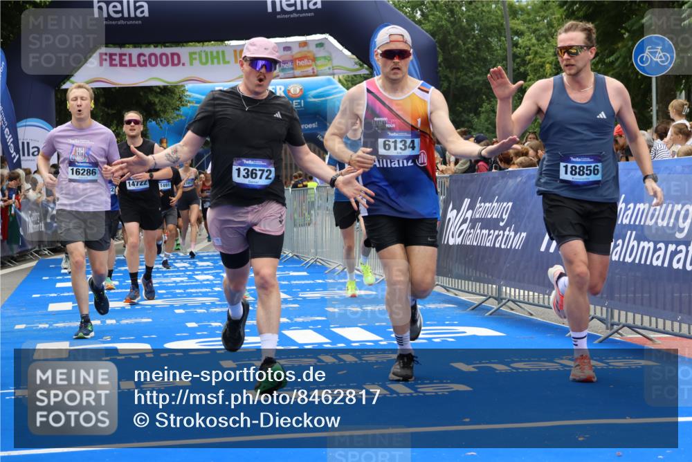 29.06.2025 - hella hamburg halbmarathon Strokosch-Dieckow http://msf.ph/oto/8462817 29.06.2025 10:47:15 Ziel 2623, 2864, 5024, 6134, 6168, 6203, 6373, 6716, 7480, 10208, 10211, 11491, 11518, 13007, 13672, 13782, 14722, 15611, 16089, 16286, 17718, 17915, 18856 meine-sportfotos.de