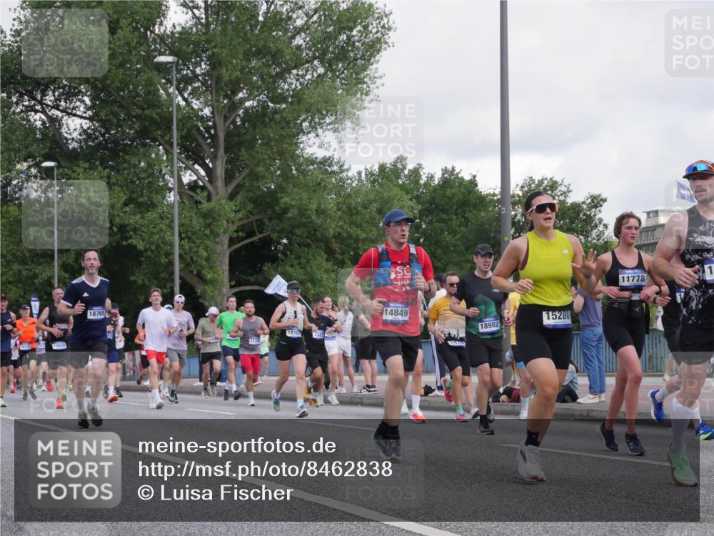 29.06.2025 - hella hamburg halbmarathon Luisa Fischer http://msf.ph/oto/8462838 29.06.2025 09:55:27 Kennedybrücke 2161, 10000, 18765, 1134, 18101, 7325, 57, 14849, 18982, 15280, 11778, 1070, 1468, 1613, 1782, 3098, 3928, 4497, 4691, 4981, 5476, 6152, 6716, 7005, 7325, 7599, 7843, 8664, 9081, 9540, 10000, 10750, 10796 meine-sportfotos.de