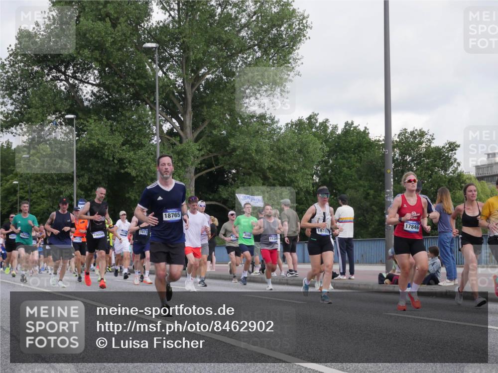 29.06.2025 - hella hamburg halbmarathon Luisa Fischer http://msf.ph/oto/8462902 29.06.2025 09:55:28 Kennedybrücke 4981, 16414, 10000, 1613, 18765, 3098, 1134, 1810, 17846, 1070, 1468, 1613, 1782, 3098, 3917, 3928, 4497, 4981, 5476, 6152, 6716, 7005, 7093, 7325, 7599, 7843, 8664, 8694, 9081, 9540, 10000, 10750 meine-sportfotos.de