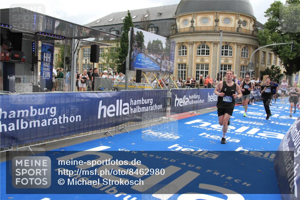 29.06.2025 - hella hamburg halbmarathon Michael Strokosch http://msf.ph/oto/8462980 29.06.2025 10:33:19 Ziel 1959, 4679, 7723, 9047, 14167, 16881, 17175, 18455 meine-sportfotos.de
