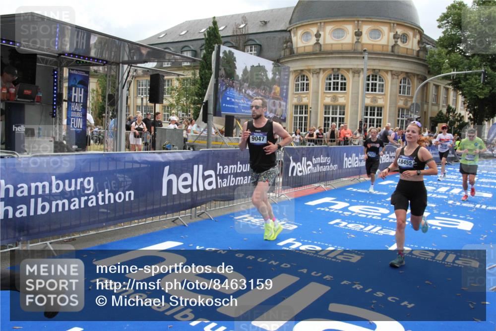 29.06.2025 - hella hamburg halbmarathon Michael Strokosch http://msf.ph/oto/8463159 29.06.2025 10:33:21 Ziel 1959, 4679, 7723, 9047, 14167, 16881, 17175, 18455 meine-sportfotos.de