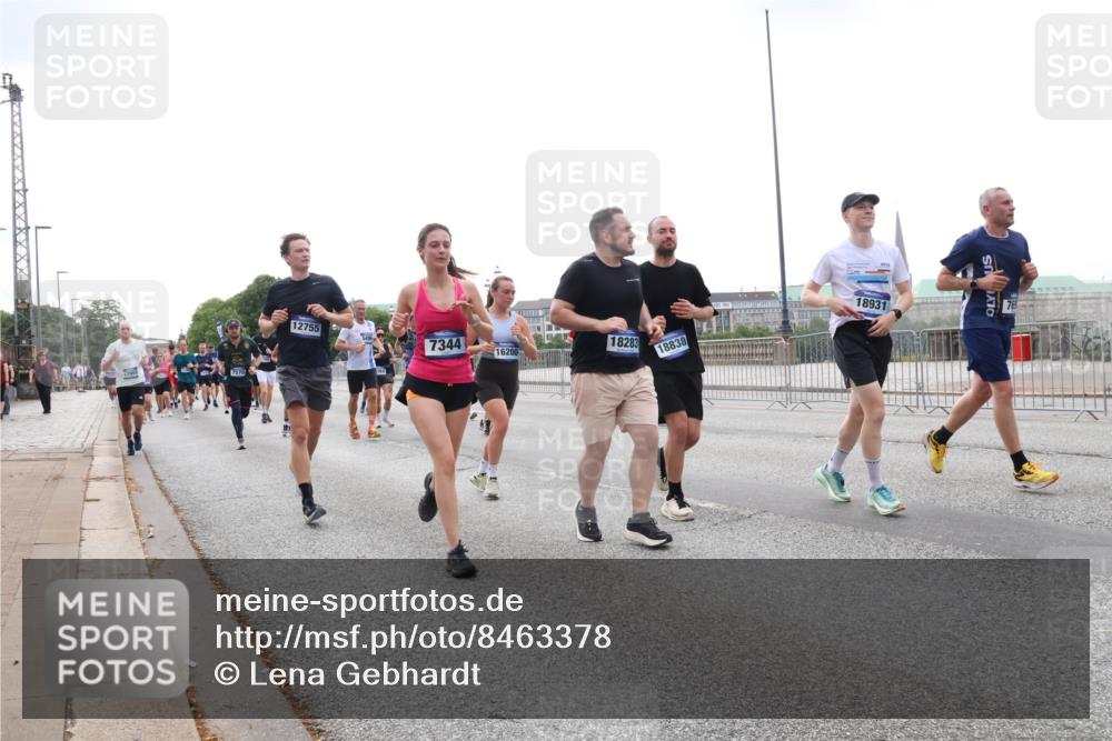 29.06.2025 - hella hamburg halbmarathon Lena Gebhardt http://msf.ph/oto/8463378 29.06.2025 10:32:09 Lombardsbrücke 12755, 384, 7344, 16200, 18283, 18838, 18931, 1235, 1311, 1373, 1879, 1987, 2349, 2384, 2672, 2831, 2832, 2943, 3022, 3221, 3239, 3358, 3365, 3396, 3397, 3424, 3571, 3681, 3707, 3751, 3752, 3778, 3822, 4314, 4365, 4605, 4857, 4877, 4924, 5156, 5496, 5601, 5658, 5743, 6160, 6218, 6252, 6718, 6727, 7135, 7239, 7295, 7334, 7344, 7468, 7535, 7570, 7695, 7789, 7816, 7898, 8124, 8127, 8175, 8303, 8304, 8538, 8620, 8787, 8806, 8840, 8914, 8993, 9078, 9104, 9125, 9206, 9478 meine-sportfotos.de