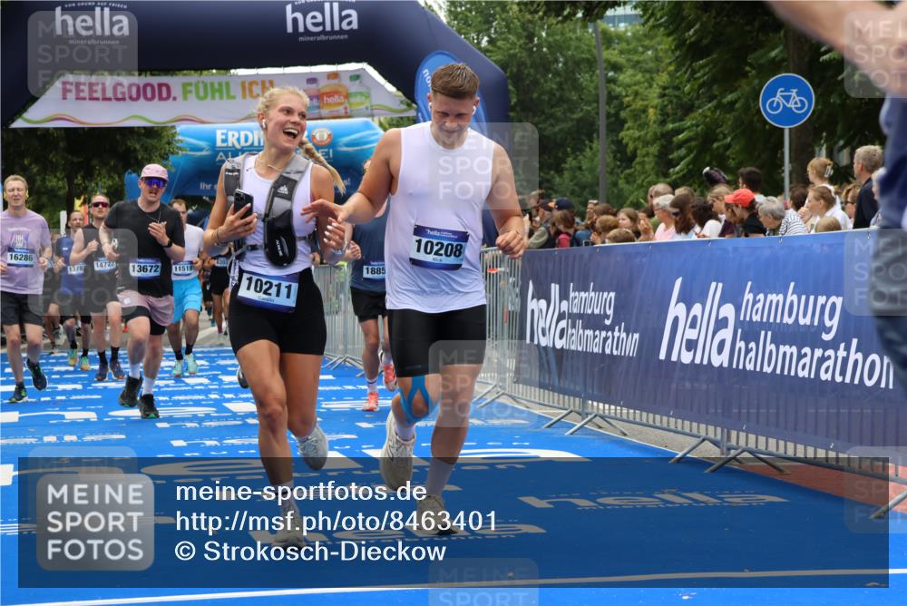 29.06.2025 - hella hamburg halbmarathon Strokosch-Dieckow http://msf.ph/oto/8463401 29.06.2025 10:47:13 Ziel 2623, 2864, 4093, 5024, 6134, 6168, 6203, 6373, 6716, 7480, 7908, 10208, 10211, 11518, 12579, 13007, 13672, 13782, 14722, 15611, 15684, 16286, 17718, 17915, 18856 meine-sportfotos.de