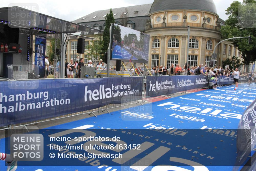 29.06.2025 - hella hamburg halbmarathon Michael Strokosch http://msf.ph/oto/8463452 29.06.2025 10:33:26 Ziel 1959, 4602, 4679, 8956, 16881, 17056, 17489 meine-sportfotos.de