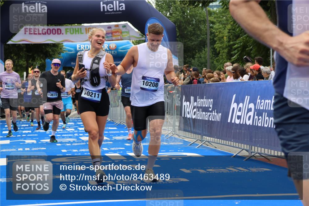 29.06.2025 - hella hamburg halbmarathon Strokosch-Dieckow http://msf.ph/oto/8463489 29.06.2025 10:47:13 Ziel 2623, 2864, 4093, 5024, 6134, 6168, 6203, 6373, 6716, 7480, 7908, 10208, 10211, 11518, 12579, 13007, 13672, 13782, 14722, 15611, 15684, 16286, 17718, 17915, 18856 meine-sportfotos.de