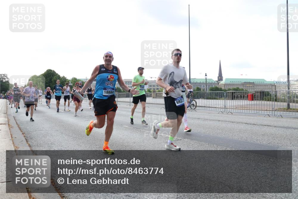 29.06.2025 - hella hamburg halbmarathon Lena Gebhardt http://msf.ph/oto/8463774 29.06.2025 09:55:02 Lombardsbrücke 9476, 18882, 6923, 1216, 1200, 1683, 1817, 1942, 2207, 2222, 2274, 2287, 2367, 2442, 2592, 2596, 2670, 2816, 2955, 3208, 3209, 3258, 3747, 4121, 4832, 5102, 5399, 5447, 5638, 5705, 5884, 6027, 6158, 6290, 6389, 6723, 6836, 6923, 6938, 6978, 6991, 7052, 7087, 7335, 7659, 7908, 8117, 8371, 8437, 8482, 8487, 8657, 8693, 8889, 8916, 8981, 9031, 9038, 9051, 9093, 9159, 9476, 9661, 9710, 9869, 9924, 9931, 11333 meine-sportfotos.de