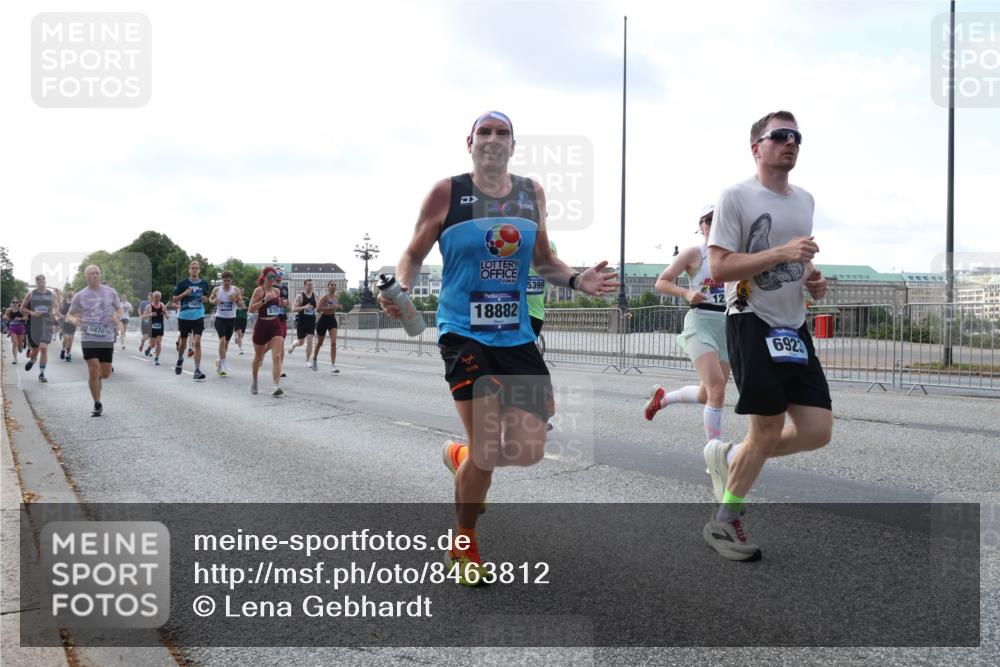 29.06.2025 - hella hamburg halbmarathon Lena Gebhardt http://msf.ph/oto/8463812 29.06.2025 09:55:02 Lombardsbrücke 9476, 5705, 50, 18882, 5399, 12, 6923, 1200, 1683, 1817, 1942, 2207, 2222, 2274, 2287, 2367, 2442, 2592, 2596, 2670, 2816, 2955, 3208, 3209, 3258, 3747, 4121, 4832, 5102, 5399, 5447, 5638, 5705, 5884, 6027, 6158, 6290, 6389, 6723, 6836, 6923, 6938, 6978, 6991, 7052, 7087, 7335, 7659, 7908, 8117, 8371, 8437, 8482, 8487, 8657, 8693, 8889, 8916, 8981, 9031, 9038, 9051, 9093, 9159, 9476, 9661, 9710, 9869, 9924, 9931, 11333 meine-sportfotos.de
