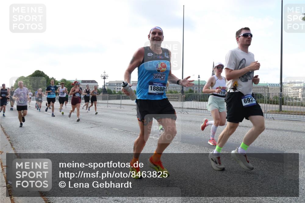 29.06.2025 - hella hamburg halbmarathon Lena Gebhardt http://msf.ph/oto/8463825 29.06.2025 09:55:02 Lombardsbrücke 9476, 15871, 5705, 18882, 1216, 692, 1200, 1683, 1817, 1942, 2207, 2222, 2274, 2287, 2367, 2442, 2592, 2596, 2670, 2816, 2955, 3208, 3209, 3258, 3747, 4121, 4832, 5102, 5399, 5447, 5638, 5705, 5884, 6027, 6158, 6290, 6389, 6723, 6836, 6923, 6938, 6978, 6991, 7052, 7087, 7335, 7659, 7908, 8117, 8371, 8437, 8482, 8487, 8657, 8693, 8889, 8916, 8981, 9031, 9038, 9051, 9093, 9159, 9476, 9661, 9710, 9869, 9924, 9931, 11333 meine-sportfotos.de