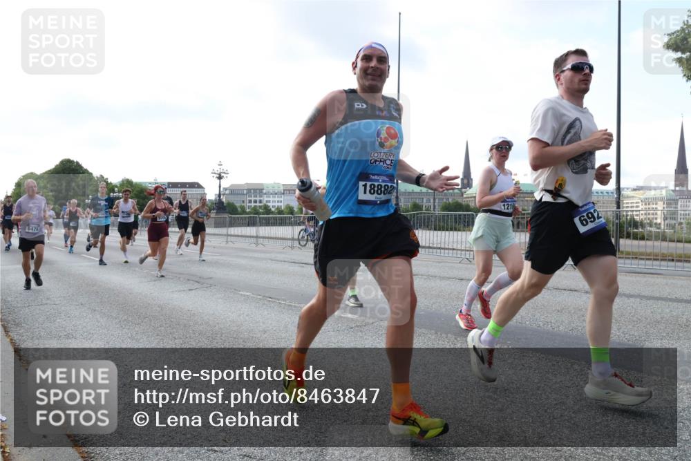 29.06.2025 - hella hamburg halbmarathon Lena Gebhardt http://msf.ph/oto/8463847 29.06.2025 09:55:02 Lombardsbrücke 9476, 15871, 6, 18882, 1216, 692, 1200, 1683, 1817, 1942, 2207, 2222, 2274, 2287, 2367, 2442, 2592, 2596, 2670, 2816, 2955, 3208, 3209, 3258, 3747, 4121, 4832, 5102, 5399, 5447, 5638, 5705, 5884, 6027, 6158, 6290, 6389, 6723, 6836, 6923, 6938, 6978, 6991, 7052, 7087, 7335, 7659, 7908, 8117, 8371, 8437, 8482, 8487, 8657, 8693, 8889, 8916, 8981, 9031, 9038, 9051, 9093, 9159, 9476, 9661, 9710, 9869, 9924, 9931, 11333 meine-sportfotos.de
