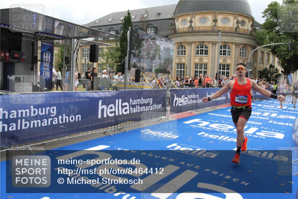 29.06.2025 - hella hamburg halbmarathon Michael Strokosch http://msf.ph/oto/8464412 29.06.2025 10:33:39 Ziel 1053, 1396, 2836, 8312, 12595, 14975, 17191, 18854 meine-sportfotos.de