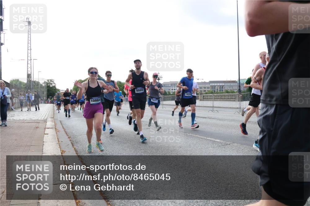 29.06.2025 - hella hamburg halbmarathon Lena Gebhardt http://msf.ph/oto/8465045 29.06.2025 09:55:07 Lombardsbrücke 10868, 9869, 9031, 18228, 1200, 1683, 1696, 1817, 2207, 2222, 2274, 2287, 2367, 2411, 2592, 2596, 2816, 2955, 3208, 3209, 3258, 3435, 3747, 4093, 4121, 4189, 4832, 5102, 5399, 5447, 5638, 5705, 5884, 6027, 6158, 6290, 6389, 6662, 6723, 6836, 6923, 6938, 6978, 6991, 7052, 7335, 7659, 7908, 8117, 8371, 8437, 8482, 8487, 8657, 8693, 8889, 8916, 8981, 9031, 9038, 9051, 9093, 9159, 9476, 9661, 9710, 9869, 9924, 9931, 11333 meine-sportfotos.de