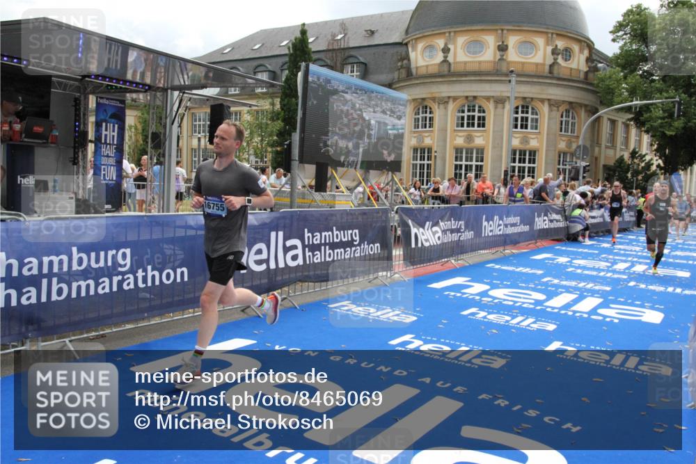29.06.2025 - hella hamburg halbmarathon Michael Strokosch http://msf.ph/oto/8465069 29.06.2025 10:33:48 Ziel 1743, 2228, 2243, 2746, 4246, 5193, 13771, 14310, 14466, 16243, 16755 meine-sportfotos.de