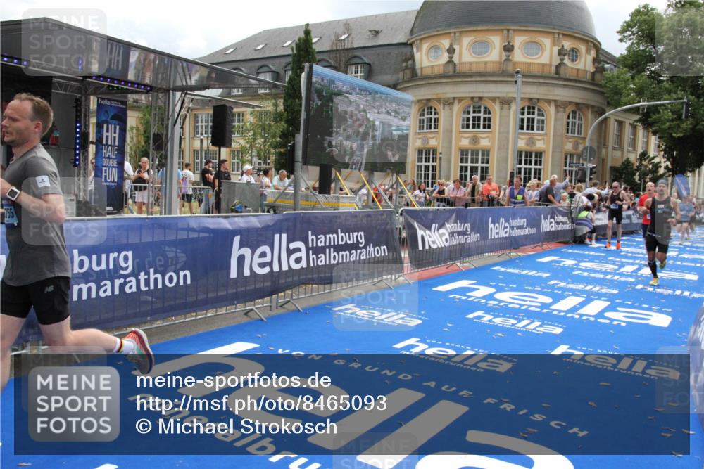29.06.2025 - hella hamburg halbmarathon Michael Strokosch http://msf.ph/oto/8465093 29.06.2025 10:33:49 Ziel 1743, 2228, 2243, 2746, 4246, 5193, 13771, 14310, 14466, 16243, 16755 meine-sportfotos.de