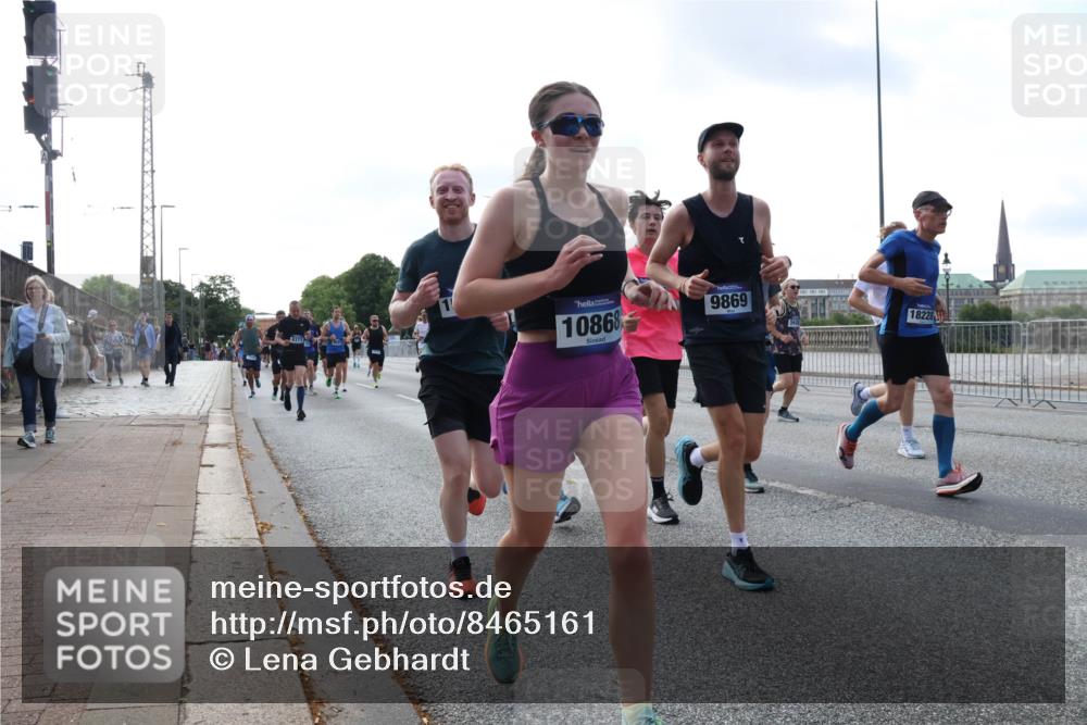 29.06.2025 - hella hamburg halbmarathon Lena Gebhardt http://msf.ph/oto/8465161 29.06.2025 09:55:08 Lombardsbrücke 10868, 9869, 18228, 1200, 1683, 1696, 1706, 1817, 2207, 2222, 2274, 2287, 2367, 2411, 2592, 2596, 2816, 2955, 3208, 3209, 3258, 3435, 3747, 4093, 4121, 4189, 4832, 5102, 5399, 5447, 5638, 5705, 5884, 6027, 6158, 6290, 6389, 6662, 6723, 6836, 6923, 6938, 6978, 6991, 7052, 7335, 7659, 7908, 8117, 8371, 8437, 8482, 8487, 8657, 8693, 8889, 8981, 9031, 9038, 9051, 9093, 9159, 9476, 9661, 9710, 9869, 9931, 11333 meine-sportfotos.de
