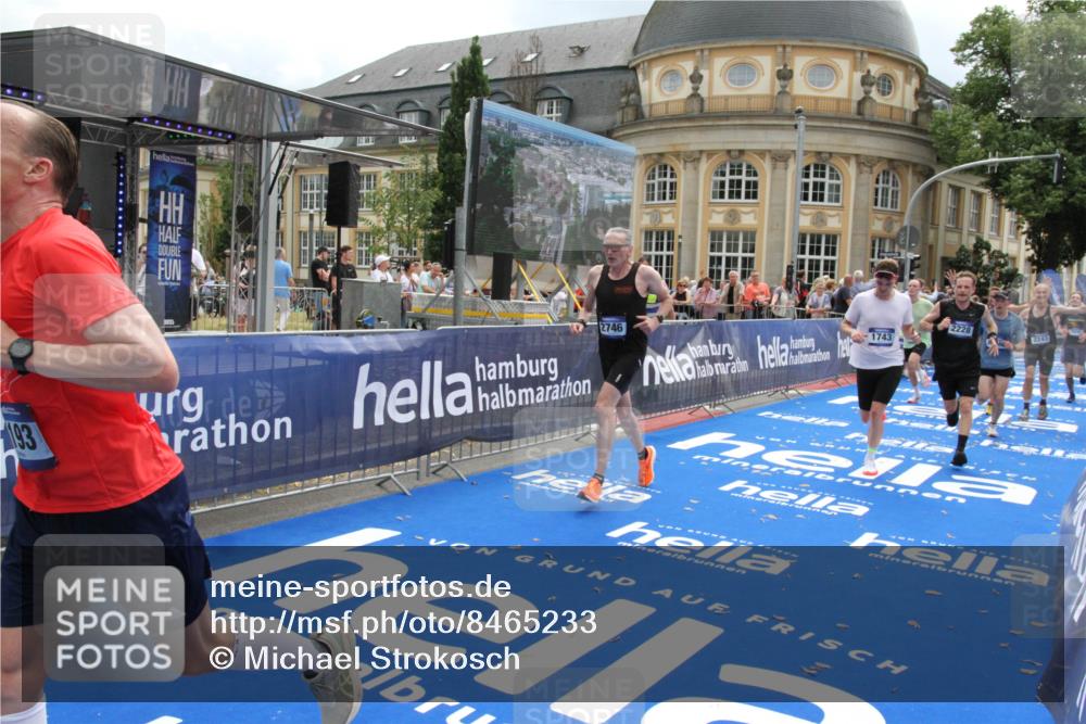 29.06.2025 - hella hamburg halbmarathon Michael Strokosch http://msf.ph/oto/8465233 29.06.2025 10:33:52 Ziel 1743, 2228, 2243, 2746, 4246, 5193, 10865, 13771, 14310, 14466, 16243 meine-sportfotos.de