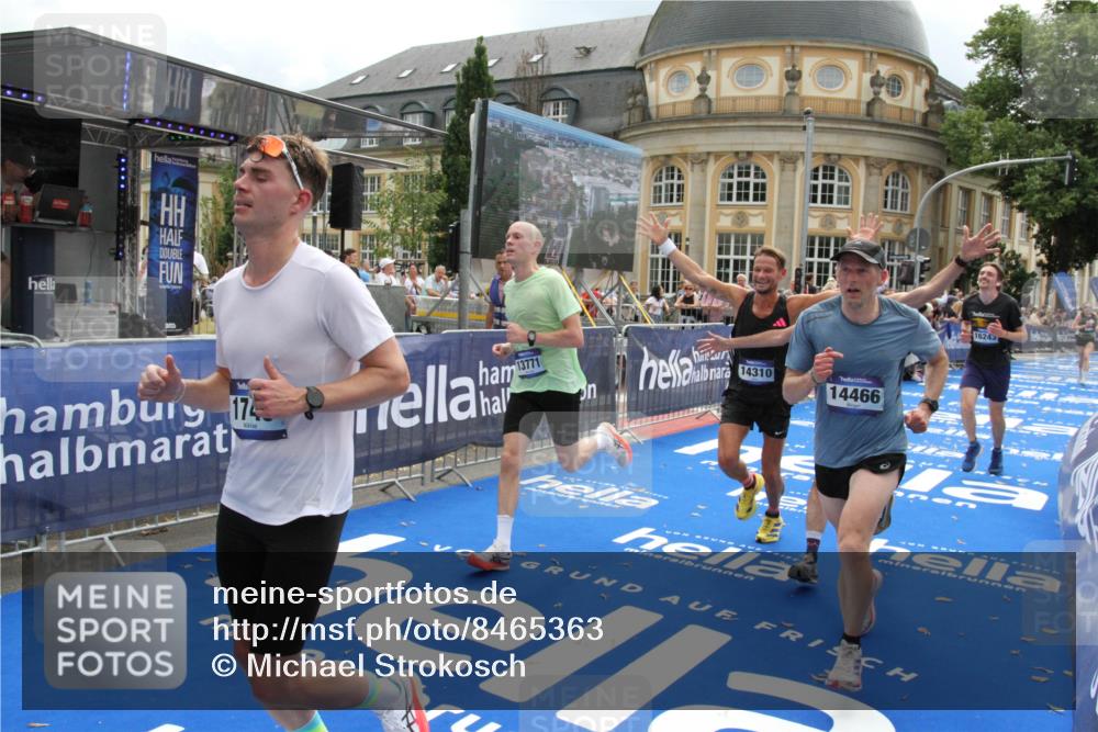 29.06.2025 - hella hamburg halbmarathon Michael Strokosch http://msf.ph/oto/8465363 29.06.2025 10:33:54 Ziel 1743, 2228, 2243, 2746, 10865, 13771, 14310, 14466, 15500, 16243 meine-sportfotos.de