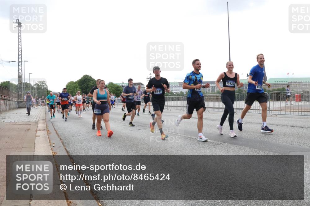 29.06.2025 - hella hamburg halbmarathon Lena Gebhardt http://msf.ph/oto/8465424 29.06.2025 10:32:23 Lombardsbrücke 16310, 11225, 15120, 11787, 8787, 1199, 1311, 1640, 1987, 2349, 2384, 2943, 3022, 3221, 3358, 3365, 3653, 3670, 3707, 3752, 3778, 3822, 4314, 4365, 4605, 4857, 4924, 5156, 5496, 5601, 5658, 5743, 5783, 5871, 5941, 6218, 6228, 6252, 6312, 6315, 7135, 7239, 7295, 7308, 7309, 7344, 7468, 7531, 7535, 7570, 7633, 7695, 7702, 7749, 7750, 7789, 7816, 8124, 8127, 8175, 8303, 8538, 8625, 8787, 8840, 8914, 8993, 9010, 9125, 9206, 10002, 10048 meine-sportfotos.de