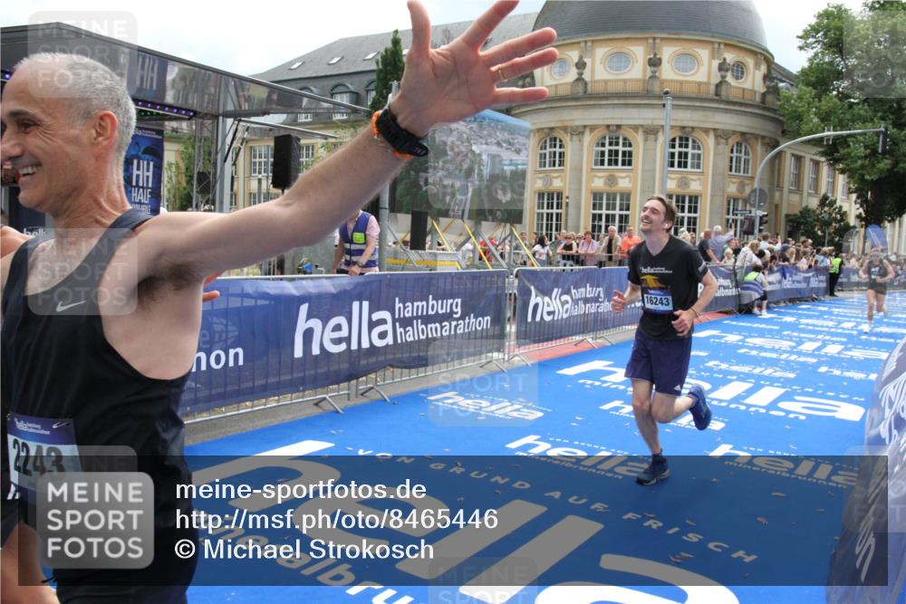 29.06.2025 - hella hamburg halbmarathon Michael Strokosch http://msf.ph/oto/8465446 29.06.2025 10:33:55 Ziel 1743, 2228, 2243, 10865, 13771, 14310, 14466, 15500, 16243 meine-sportfotos.de