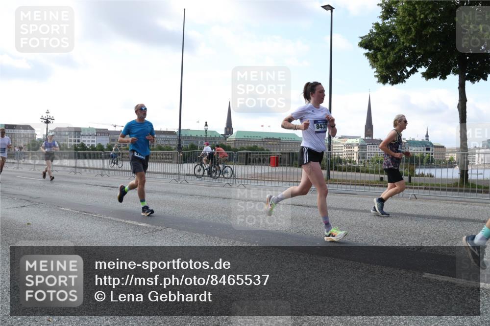 29.06.2025 - hella hamburg halbmarathon Lena Gebhardt http://msf.ph/oto/8465537 29.06.2025 09:55:10 Lombardsbrücke 8437, 1200, 1683, 1696, 1706, 2207, 2222, 2274, 2287, 2367, 2411, 2592, 2596, 2816, 2955, 3208, 3209, 3258, 3435, 3747, 4093, 4121, 4189, 4832, 5102, 5399, 5447, 5638, 5705, 5708, 6027, 6158, 6290, 6389, 6662, 6723, 6836, 6923, 6938, 6978, 6991, 7052, 7312, 7335, 7659, 7908, 8117, 8371, 8437, 8482, 8487, 8657, 8693, 8889, 8981, 9031, 9038, 9051, 9093, 9159, 9476, 9661, 9710, 9869, 9931, 11333 meine-sportfotos.de