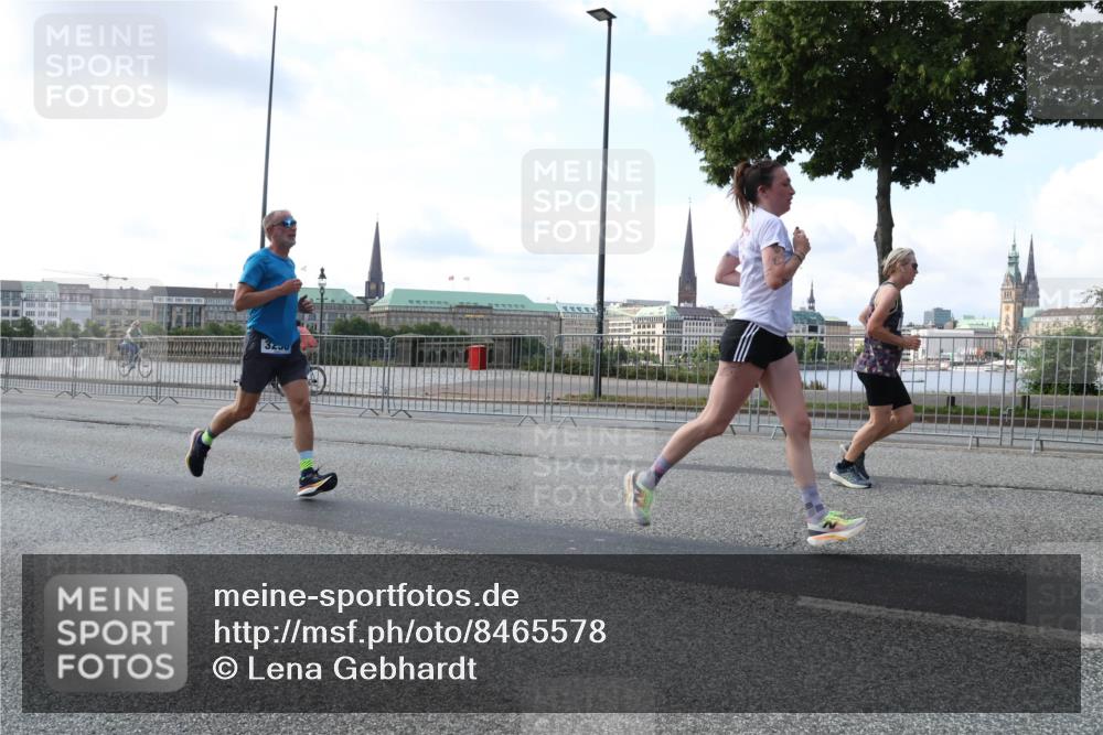 29.06.2025 - hella hamburg halbmarathon Lena Gebhardt http://msf.ph/oto/8465578 29.06.2025 09:55:10 Lombardsbrücke 3230, 1200, 1683, 1696, 1706, 2207, 2222, 2274, 2287, 2367, 2411, 2592, 2596, 2816, 2955, 3208, 3209, 3258, 3435, 3747, 4093, 4121, 4189, 4832, 5102, 5399, 5447, 5638, 5705, 5708, 6027, 6158, 6290, 6389, 6662, 6723, 6836, 6923, 6938, 6978, 6991, 7052, 7312, 7335, 7659, 7908, 8117, 8371, 8437, 8482, 8487, 8657, 8693, 8889, 8981, 9031, 9038, 9051, 9093, 9159, 9476, 9661, 9710, 9869, 9931, 11333 meine-sportfotos.de