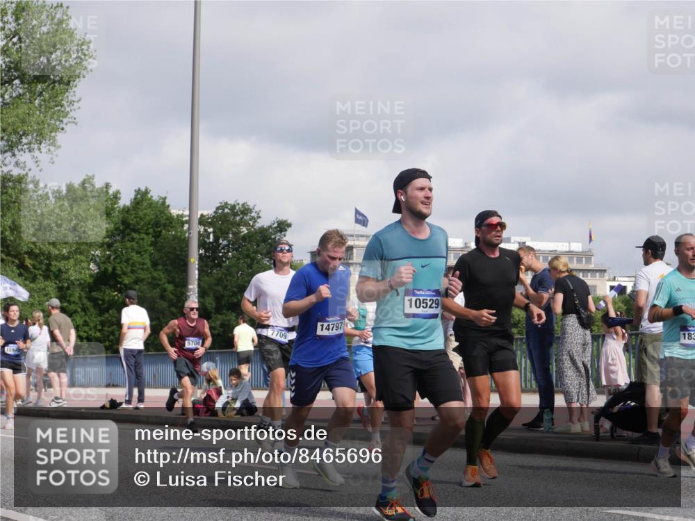 29.06.2025 - hella hamburg halbmarathon Luisa Fischer http://msf.ph/oto/8465696 29.06.2025 09:57:05 Kennedybrücke 19, 5706, 15573, 7709, 14797, 10529, 183, 1342, 1399, 1750, 2020, 2470, 2889, 4029, 4816, 5020, 5706, 6630, 6819, 7087, 7297, 7709, 8142, 8374, 8576, 9051, 9463, 10529 meine-sportfotos.de