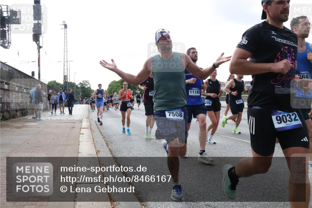 29.06.2025 - hella hamburg halbmarathon Lena Gebhardt http://msf.ph/oto/8466167 29.06.2025 09:55:13 Lombardsbrücke 120, 182, 7508, 23, 11185, 889, 6027, 693, 9032, 1200, 1683, 1696, 1706, 1884, 1976, 2207, 2222, 2274, 2287, 2367, 2411, 2592, 2596, 2816, 2955, 3208, 3209, 3258, 3435, 3747, 4093, 4121, 4189, 4832, 5102, 5399, 5447, 5638, 5705, 5708, 6027, 6158, 6290, 6389, 6662, 6723, 6836, 6923, 6938, 6978, 6991, 7052, 7312, 7335, 7659, 7908, 8117, 8371, 8437, 8487, 8657, 8693, 8889, 8981, 9031, 9093, 9159, 9476, 9661, 9710, 9869, 9931, 11333 meine-sportfotos.de