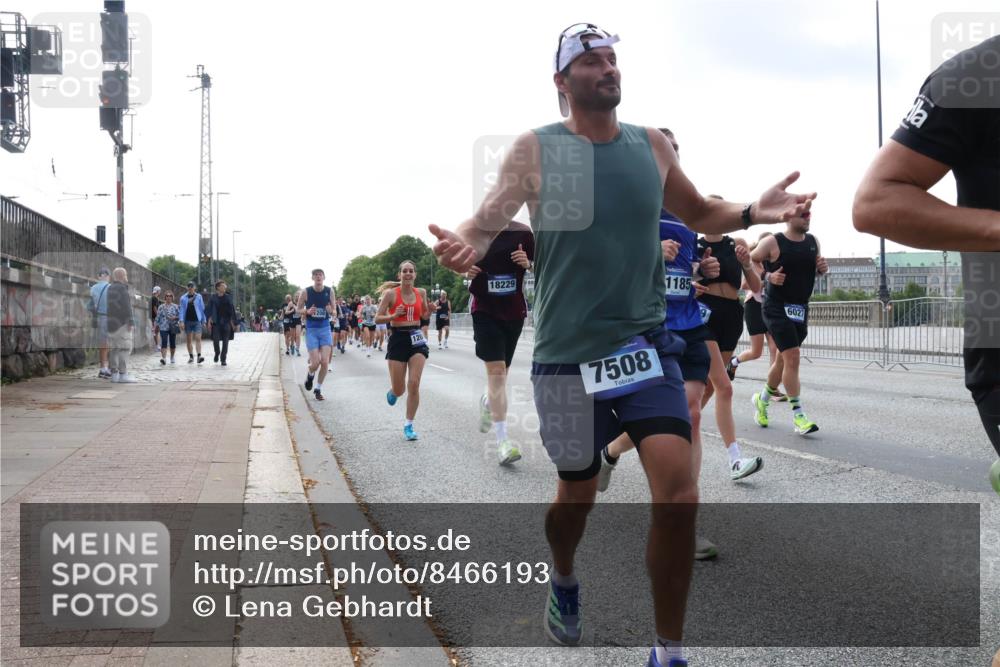29.06.2025 - hella hamburg halbmarathon Lena Gebhardt http://msf.ph/oto/8466193 29.06.2025 09:55:13 Lombardsbrücke 120, 18229, 1185, 9, 6027, 7508, 1200, 1683, 1696, 1706, 1884, 1976, 2207, 2222, 2274, 2287, 2367, 2411, 2592, 2596, 2816, 2955, 3208, 3209, 3258, 3435, 3747, 4093, 4121, 4189, 4832, 5102, 5399, 5447, 5638, 5705, 5708, 6027, 6158, 6290, 6389, 6662, 6723, 6836, 6923, 6938, 6978, 6991, 7052, 7312, 7335, 7659, 7908, 8117, 8371, 8437, 8487, 8657, 8693, 8889, 8981, 9031, 9093, 9159, 9476, 9661, 9710, 9869, 9931, 11333 meine-sportfotos.de