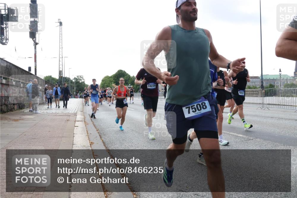 29.06.2025 - hella hamburg halbmarathon Lena Gebhardt http://msf.ph/oto/8466235 29.06.2025 09:55:13 Lombardsbrücke 1200, 18229, 7508, 6027, 1200, 1683, 1696, 1706, 1884, 1976, 2207, 2222, 2274, 2287, 2367, 2411, 2592, 2596, 2816, 2955, 3208, 3209, 3258, 3435, 3747, 4093, 4121, 4189, 4832, 5102, 5399, 5447, 5638, 5705, 5708, 6027, 6158, 6290, 6389, 6662, 6723, 6836, 6923, 6938, 6978, 6991, 7052, 7312, 7335, 7659, 7908, 8117, 8371, 8437, 8487, 8657, 8693, 8889, 8981, 9031, 9093, 9159, 9476, 9661, 9710, 9869, 9931, 11333 meine-sportfotos.de