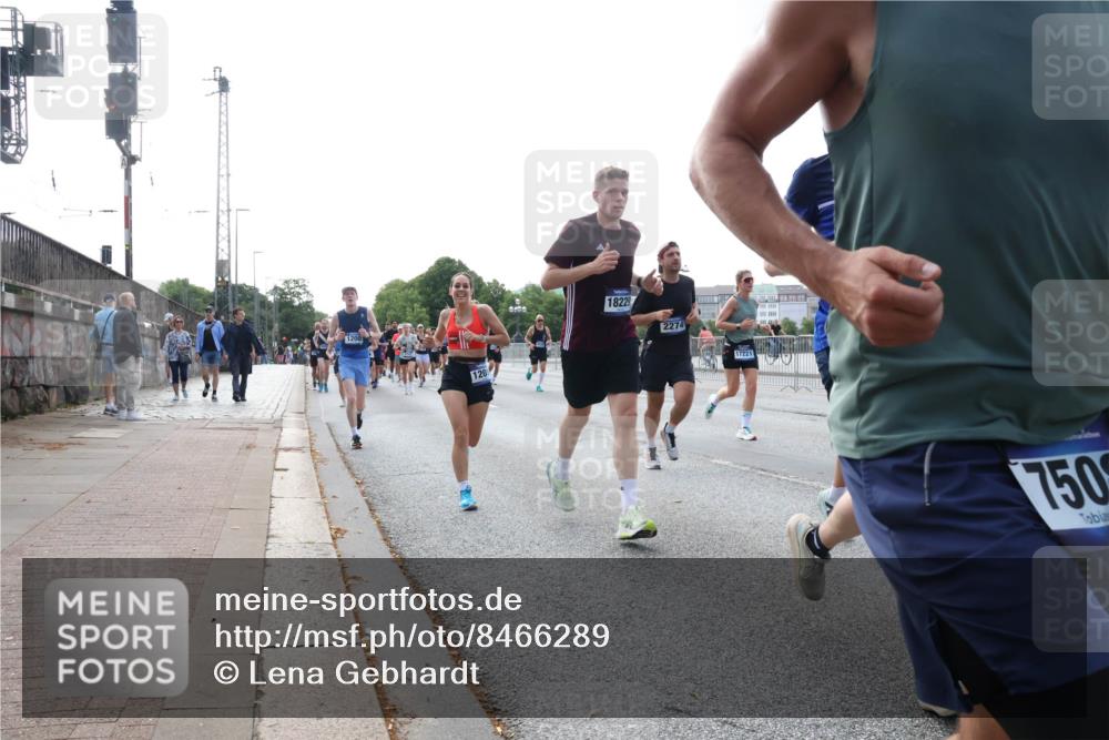 29.06.2025 - hella hamburg halbmarathon Lena Gebhardt http://msf.ph/oto/8466289 29.06.2025 09:55:13 Lombardsbrücke 120, 18229, 2274, 17221, 750, 1200, 1683, 1696, 1706, 1884, 1976, 2207, 2222, 2274, 2287, 2367, 2411, 2592, 2596, 2816, 2955, 3208, 3209, 3258, 3435, 3747, 4093, 4121, 4189, 4832, 5102, 5399, 5447, 5638, 5705, 5708, 6027, 6158, 6290, 6389, 6662, 6723, 6836, 6923, 6938, 6978, 6991, 7052, 7312, 7335, 7659, 7908, 8117, 8371, 8437, 8487, 8657, 8693, 8889, 8981, 9031, 9093, 9159, 9476, 9661, 9710, 9869, 9931, 11333 meine-sportfotos.de