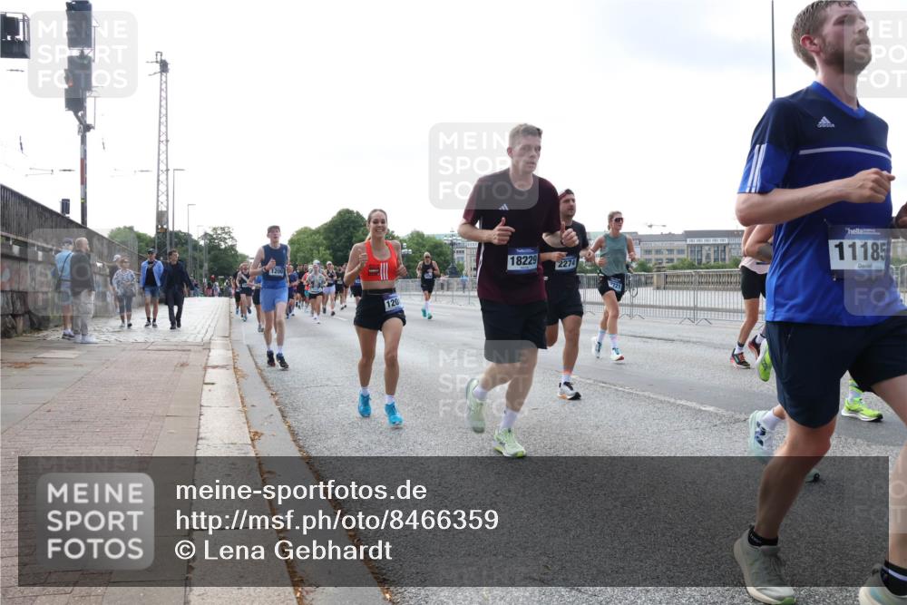 29.06.2025 - hella hamburg halbmarathon Lena Gebhardt http://msf.ph/oto/8466359 29.06.2025 09:55:13 Lombardsbrücke 1200, 120, 18229, 2274, 11185, 1200, 1683, 1696, 1706, 1884, 1976, 2207, 2222, 2274, 2287, 2367, 2411, 2592, 2596, 2816, 2955, 3208, 3209, 3258, 3435, 3747, 4093, 4121, 4189, 4832, 5102, 5399, 5447, 5638, 5705, 5708, 6027, 6158, 6290, 6389, 6662, 6723, 6836, 6923, 6938, 6978, 6991, 7052, 7312, 7335, 7659, 7908, 8117, 8371, 8437, 8487, 8657, 8693, 8889, 8981, 9031, 9093, 9159, 9476, 9661, 9710, 9869, 9931, 11333 meine-sportfotos.de