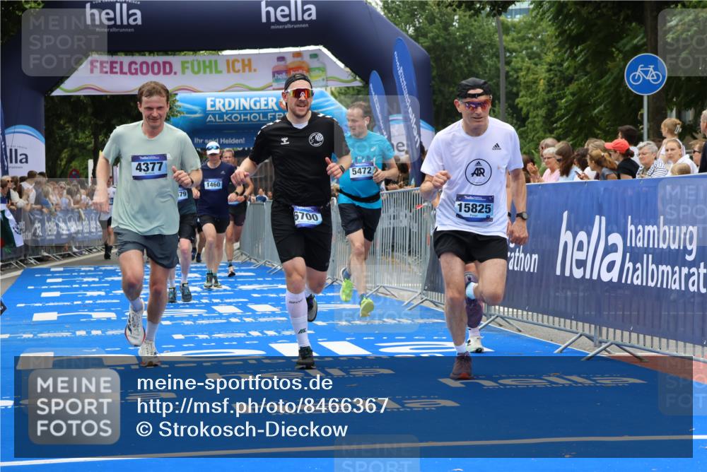 29.06.2025 - hella hamburg halbmarathon Strokosch-Dieckow http://msf.ph/oto/8466367 29.06.2025 10:47:02 Ziel 1139, 1460, 1689, 4093, 4377, 5472, 6700, 7908, 9794, 10122, 12579, 13007, 13728, 14415, 14449, 14594, 14783, 15684, 15825, 16081, 17979 meine-sportfotos.de