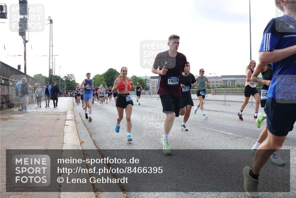29.06.2025 - hella hamburg halbmarathon Lena Gebhardt http://msf.ph/oto/8466395 29.06.2025 09:55:14 Lombardsbrücke 1200, 120, 18229, 2274, 17221, 888, 1200, 1683, 1696, 1706, 1884, 1976, 2207, 2222, 2274, 2287, 2367, 2411, 2592, 2596, 2816, 2955, 3208, 3209, 3258, 3435, 3747, 4093, 4121, 4189, 4832, 5102, 5399, 5638, 5705, 5708, 6027, 6158, 6290, 6389, 6662, 6836, 6923, 6938, 6978, 6991, 7052, 7312, 7335, 7659, 7908, 8117, 8371, 8437, 8487, 8657, 8693, 8889, 8981, 9031, 9093, 9159, 9476, 9661, 9710, 9869, 9931, 11333 meine-sportfotos.de