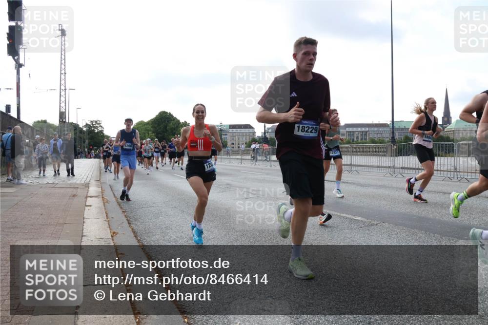 29.06.2025 - hella hamburg halbmarathon Lena Gebhardt http://msf.ph/oto/8466414 29.06.2025 09:55:14 Lombardsbrücke 1200, 120, 18229, 17221, 18842, 1200, 1683, 1696, 1706, 1884, 1976, 2207, 2222, 2274, 2287, 2367, 2411, 2592, 2596, 2816, 2955, 3208, 3209, 3258, 3435, 3747, 4093, 4121, 4189, 4832, 5102, 5399, 5638, 5705, 5708, 6027, 6158, 6290, 6389, 6662, 6836, 6923, 6938, 6978, 6991, 7052, 7312, 7335, 7659, 7908, 8117, 8371, 8437, 8487, 8657, 8693, 8889, 8981, 9031, 9093, 9159, 9476, 9661, 9710, 9869, 9931, 11333 meine-sportfotos.de